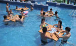 Hot weather drives citizens to play mahjong in water