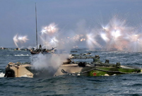 Armored regiment trains on the sea
