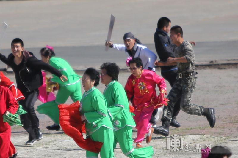 'Terrorists' attack people on the square. (dbw.cn/Bai Linhe, Lei Lei)