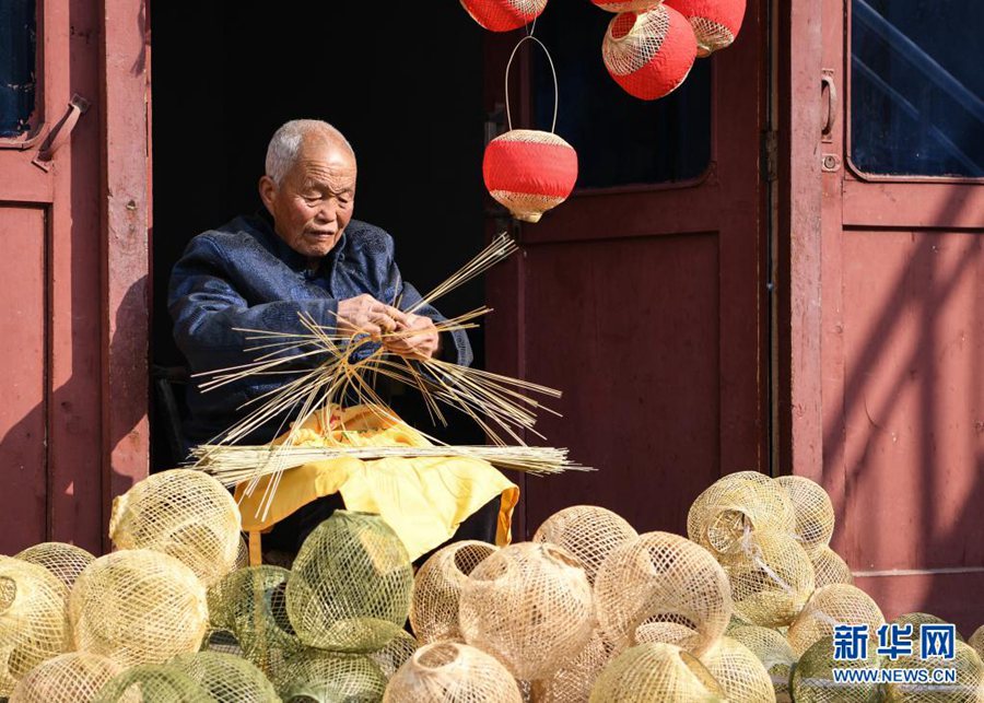 Elderly craftsman dedicated to passing on bamboo lantern weaving technique in NW China’s Shaanxi