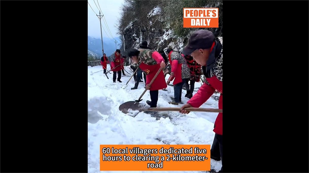 Villagers unite to clear mountainous road for Chinese New Year homecoming