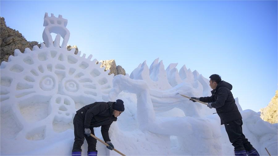 Harbin ice carver creates 'icefish' sculpture in just 30 minutes
