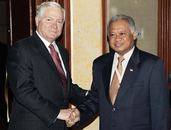 Defense Secretary Robert Gates (L) and Indonesias Defence Minister ...
