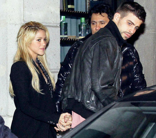 shakira pique 2011. Shakira, Pique spotted holding