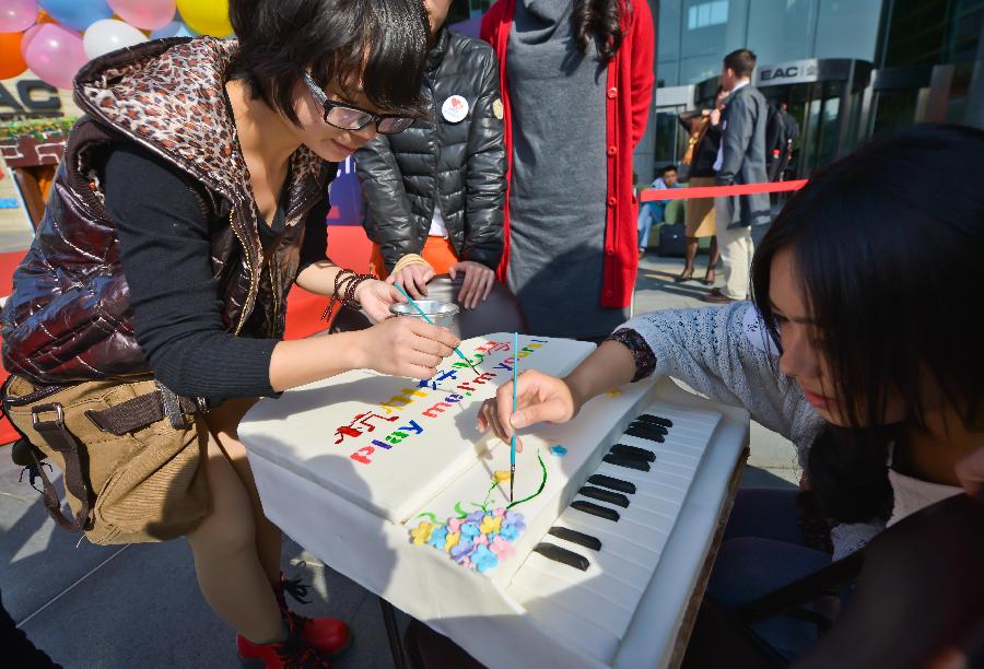 Artists make a piano cake at the launch ceremony of a public benefit activity in Hangzhou, capital of east China's Zhejiang Province, Nov. 5, 2012. (Xinhua/Xu Yu)