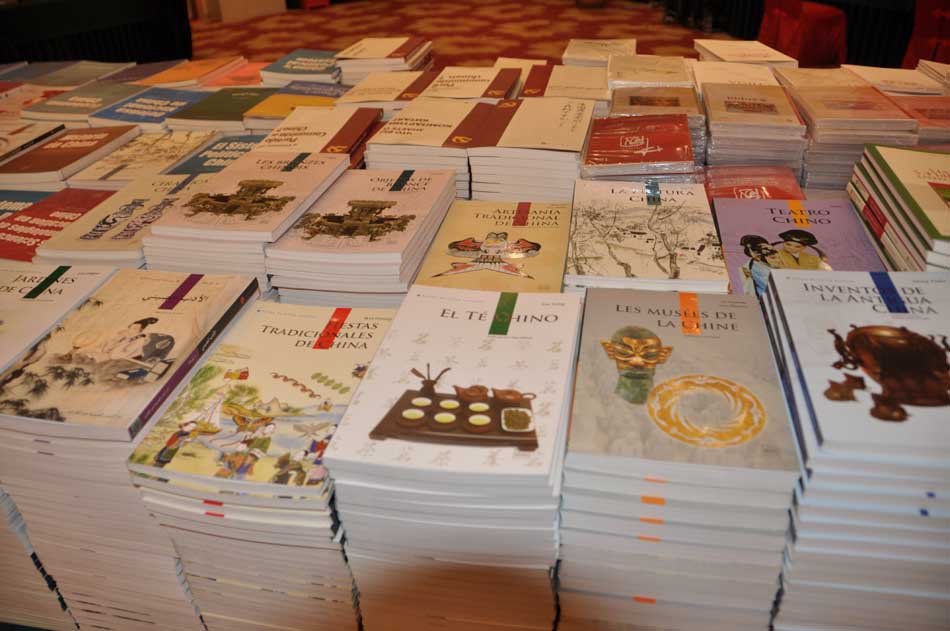 Books are provided for free by the Press Center of the 18th National Congress of the CPC. (People’s Daily Online/Yan Meng)
