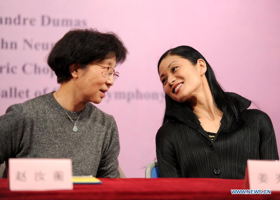 South Korean actress Sue-Jin Kang (R) talks to Zhao Ruheng, the dance art director of the National Centre for the Performing Arts in Beijing, during a press conference of the stage drama "The Lady of The Camallias" in Beijing, capital of China, Nov. 6, 2012. (Xinhua/Luo Xiaoguang) 