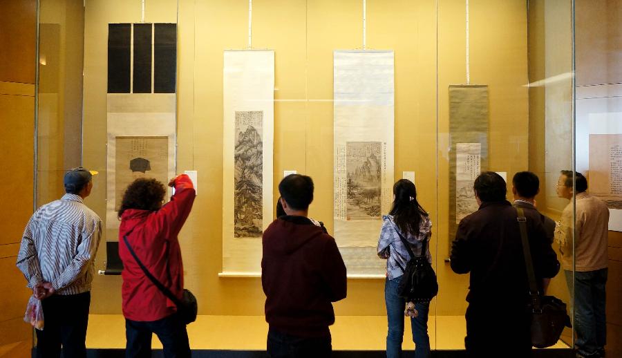 Visitors watch ancient Chinese calligraphy and painting works at Suzhou Museum in Suzhou of east China's Jiangsu Province, Nov. 6, 2012. (Xinhua/Chen Yu)