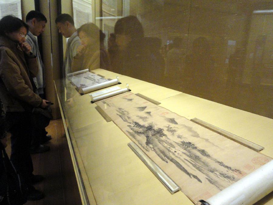 Visitors watch ancient Chinese calligraphy and painting works at Suzhou Museum in Suzhou of east China's Jiangsu Province, Nov. 6, 2012. (Xinhua/Chen Yu)