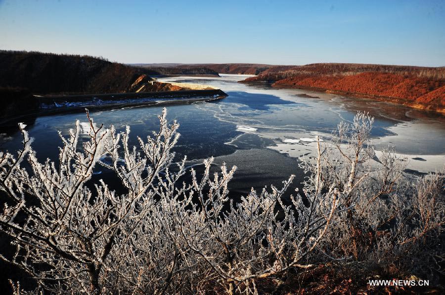 Photo taken on Nov. 7, 2012 shows rime scenery at the Taoyuanfeng Hydropower Station in Huma County, northeast China's Heilongjiang Province. The rime scenery here is able to last until late November. (Xinhua/Zhou Changping)
