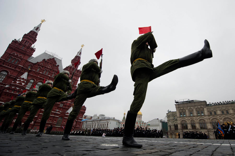 Photo taken on Nov. 2, 2012, shows Russian soldiers are in rehearsal of the military parade marking the 71st anniversary of historical parade in 1941 when Soviet soldiers marched through Red Square to fight against the Nazis during the Second World War. (Xinhua/AFP)