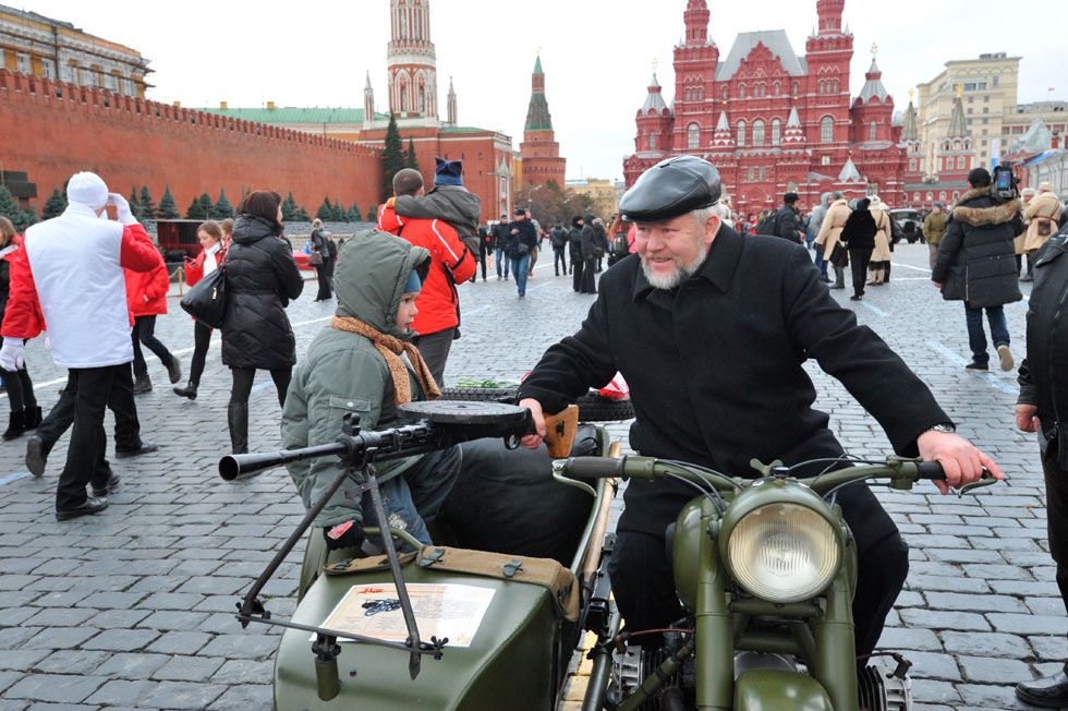 Citizens and tourists gather at the Red Square in Moscow, capital of Russia, on Nov. 7, 2012, to mark the 71st anniversary of a historical parade in 1941 when Soviet soldiers marched through Red Square to fight against the Nazis during the Second World War. (Photo/Xinhua)