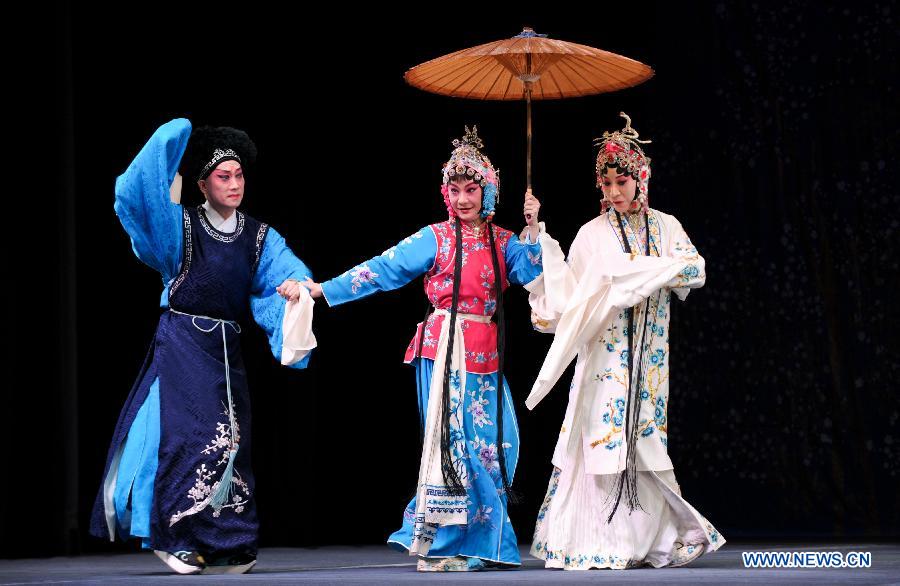 Peking Opera performing artists from Taiwan perform Peking Opera "The Legend of the White Snake" during a rehearsal press conference in Taipei, southeast China's Taiwan, Nov. 8, 2012. A three-day joint performance by Peking Opera performers from both Chinese mainland and Taiwan will be staged in Taiwan from Nov. 9 to 11. (Xinhua/Yin Bogu)