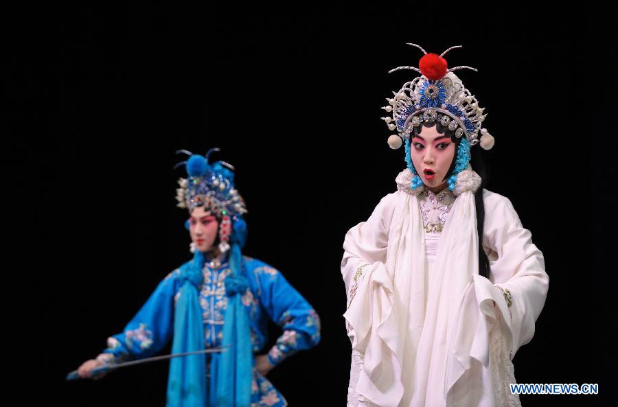 Wu Haoyi (R) and Chen Yu, Peking Opera performing artists from Beijing, perform Peking Opera "The Legend of the White Snake" during a rehearsal press conference in Taipei, southeast China's Taiwan, Nov. 8, 2012. A three-day joint performance by Peking Opera performers from both Chinese mainland and Taiwan will be staged in Taiwan from Nov. 9 to 11. (Xinhua/Yin Bogu) 