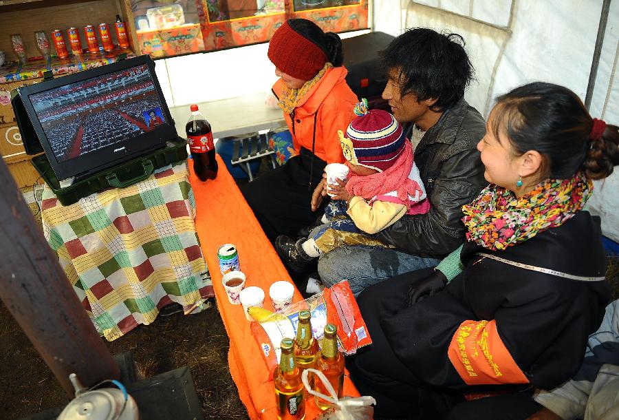 Villagers of Tibetan ethnic group watch live TV report on the opening ceremony of the 18th National Congress of the Communist Party of China (CPC) in Ezha Village, Hongyuan County of Aba Tibet and Qiang Autonomous Prefecture, southwest China's Sichuan Province, Nov. 8, 2012. The 18th CPC National Congress was opened in Beijing on Thursday. (Xinhua/Xue Yubin)  
