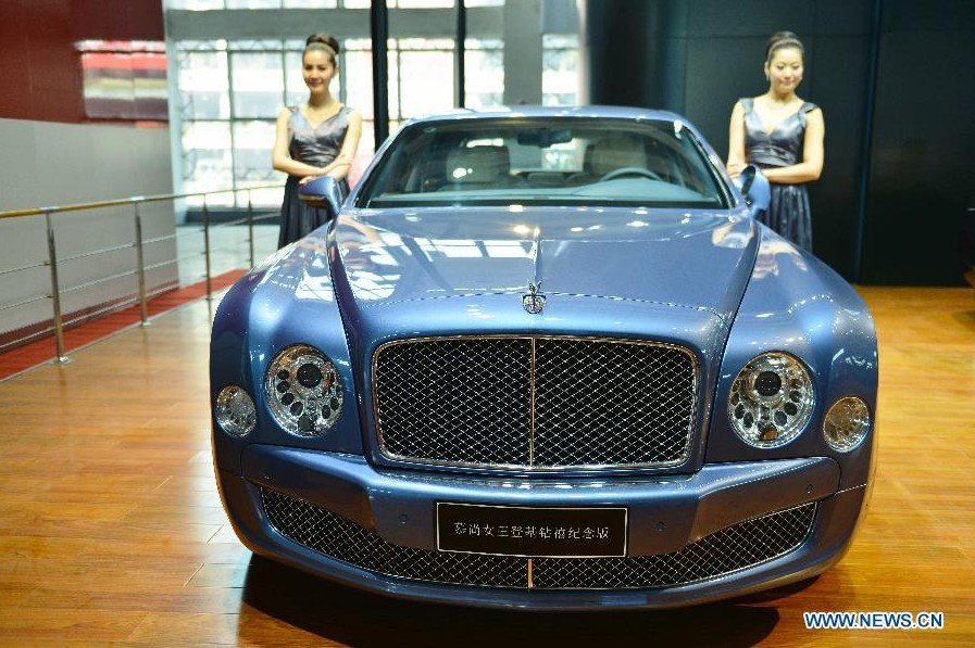 Models present a Bentley Mulsanne Diamond Jubilee at the 13th International Automobile Industry Exhibition in Hangzhou, capital of east China's Zhejiang Province, Nov. 7, 2012. The five-day exhibition, which kicked off on Wednesday, displays more than 100 vehicles of 60 brands from both home and abroad. (Xinhua/Long Wei) 