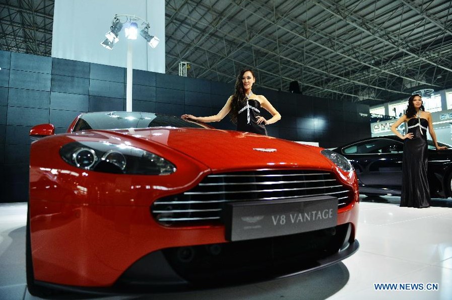 A model presents an Aston Martin V8 Vantage car at the 13th International Automobile Industry Exhibition in Hangzhou, capital of east China's Zhejiang Province, Nov. 7, 2012. The five-day exhibition, which kicked off on Wednesday, displays more than 100 vehicles of 60 brands from both home and abroad. (Xinhua/Long Wei) 
