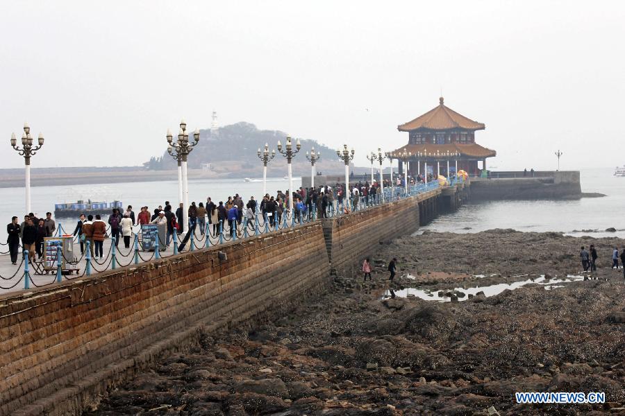 Tourists visit the Zhanqiao Pier in Qingdao, east China's Shandong Province, Nov. 8, 2012. The Zhanqiao Pier at the southern shore of Qingdao was built in 1892. It will receive an overhaul next spring. The 440-meter-long strip pier stretches into the sea and was the first wharf of Qingdao. (Xinhua/Huang Jiexian) 