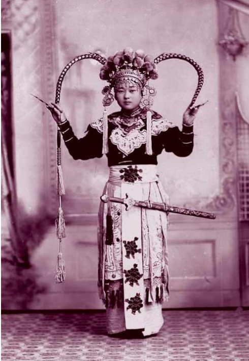 Shanghai women in 1912: a girl dressed in theatrical costume (Photo/GMW.cn)