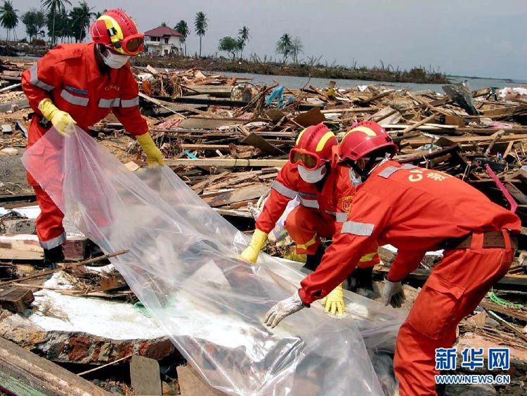Photo taken on January 3, 2005 shows International Rescue Team of China cleaning up the bodies in the coastal area of Banda Aceh, Indonesia after the Indian Ocean tsunami. In recent years China has provided about 200 humanitarian disaster relief assistances. (Xinhua/ Zhai Wei)