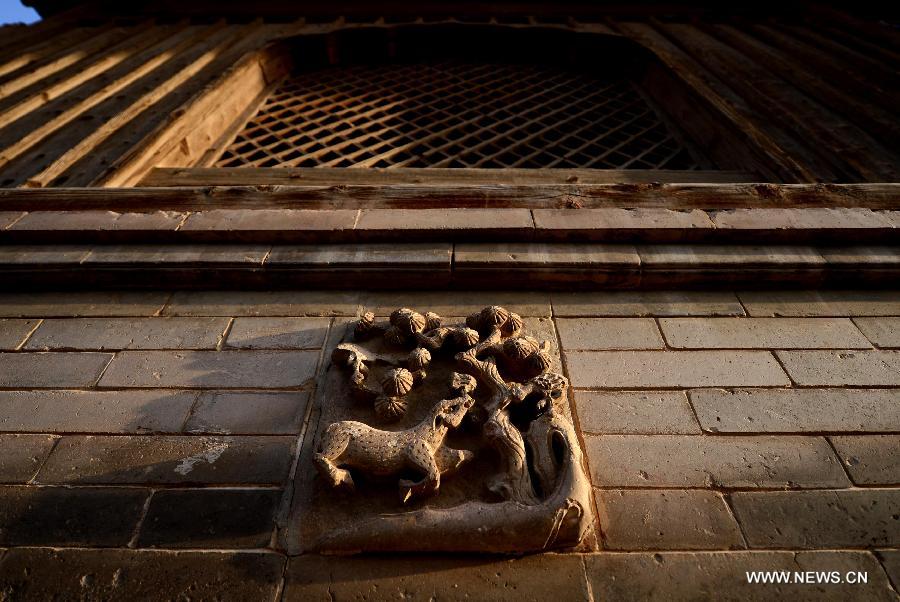 Photo taken on Nov. 10, 2012 shows stone carvings on the Qutan Temple in Ledu County, northwest China's Qinghai Province, Nov. 10, 2012. The Qutan Temple of the Tibetan Buddhism started to be built in 1393 during ancient China's Ming Dynasty (1368-1644). (Xinhua/Wang Bo)