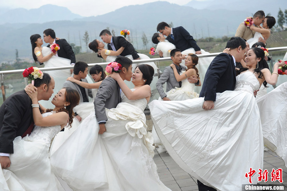 A collective wedding ceremony for 20 couples is organized in Chengdu on Nov. 11 2012. (Chinanews.com/Zhang Lang)