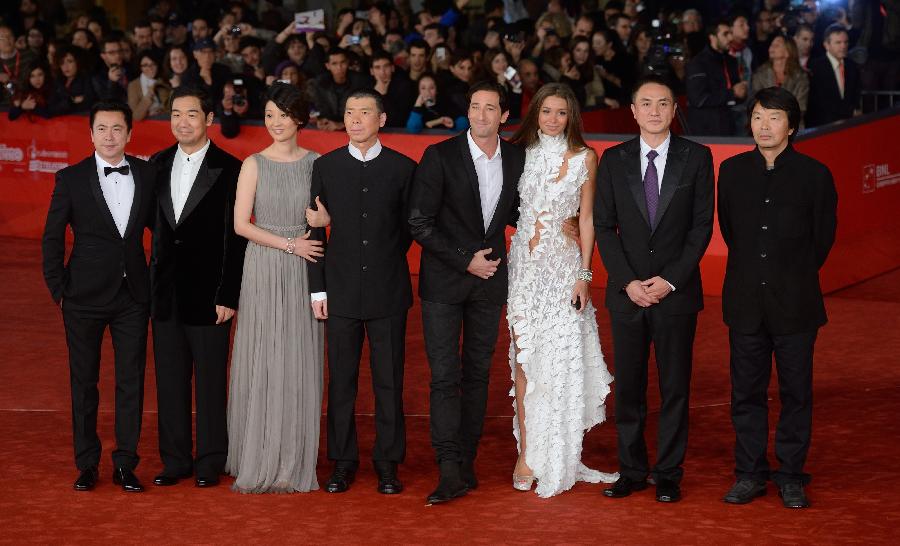 Chinese director Feng Xiaogang (4th L), together with cast members and creators pose on the red carpet for the premiere of the film "Back to 1942" at the 7th Rome Film Festival in Rome, capital of Italy, late Nov. 11, 2012. (Xinhua/Wang Qingqin)