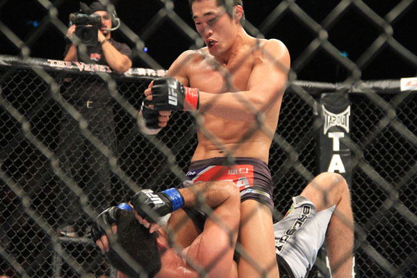 South Korean fighter Dong Hyun Kim controls Paulo Thiago at UFC Macao, November 10, 2012. [Photo: CRIENGLISH.com/Xu Weiyi] 