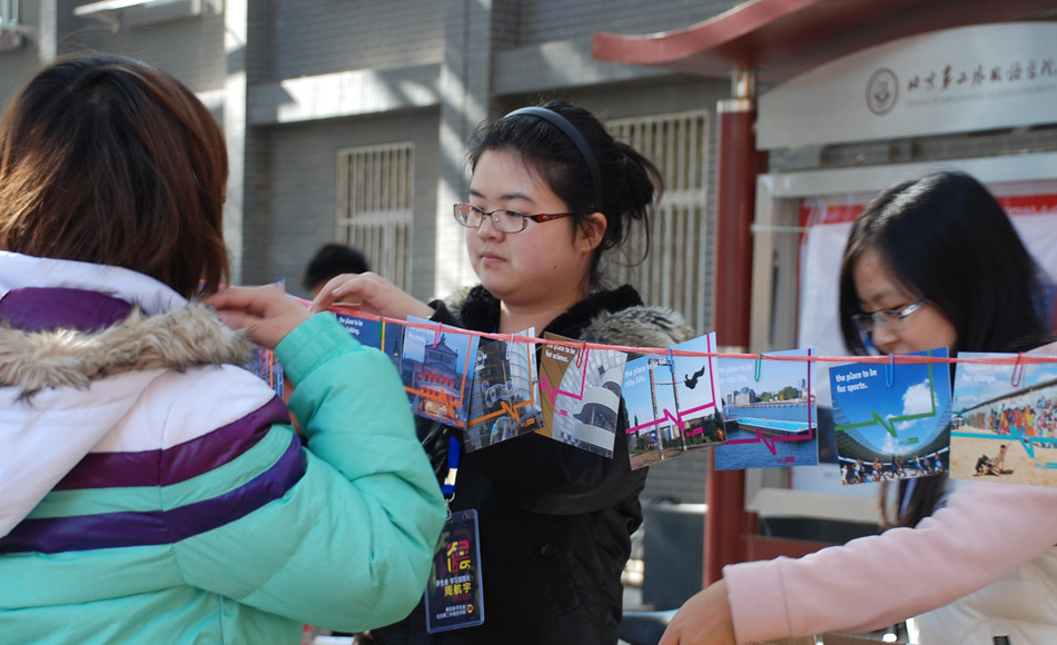 Students are preparing for the festival.(People's Daily Online/Gao Yinan) (People's Daily Online/Gao Yinan) 