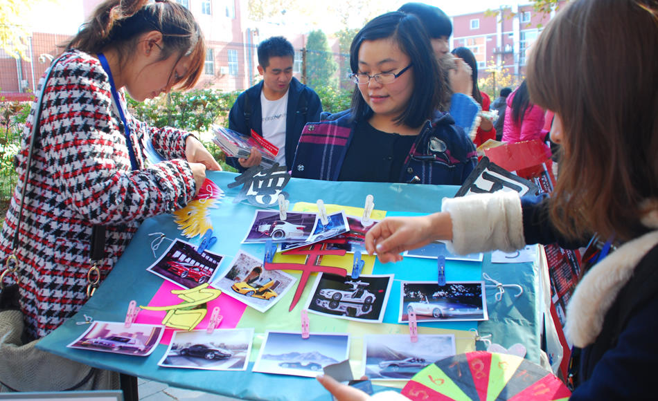 Students are making posters for the festival.(People's Daily Online/Gao Yinan) 