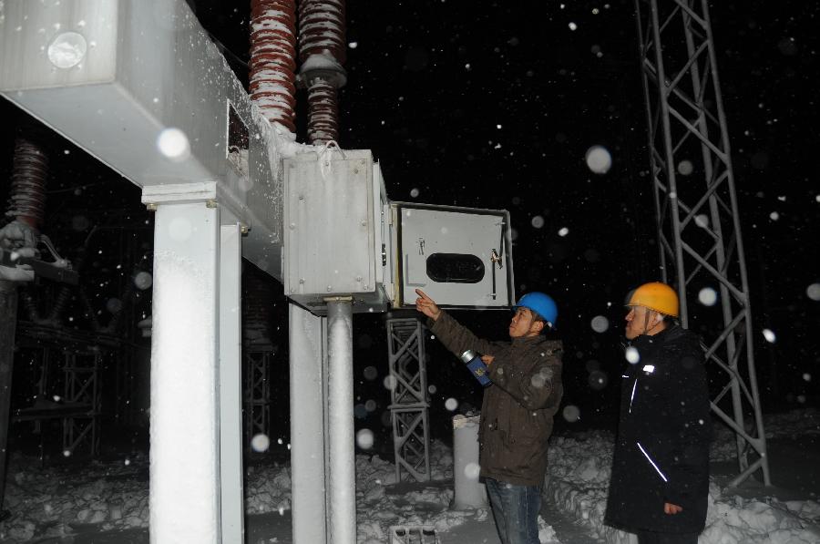 Working staff check power equipments at the Hegang Power Bureau in Hegang, northeast China's Heilongjiang Province, Nov. 13, 2012. Heavy snowstorms have cut off regional power and water supplies as well as forced schools and highways to close in northeast China's Heilongjiang and Jilin provinces on Monday. (Xinhua/Du Xuejiao) 