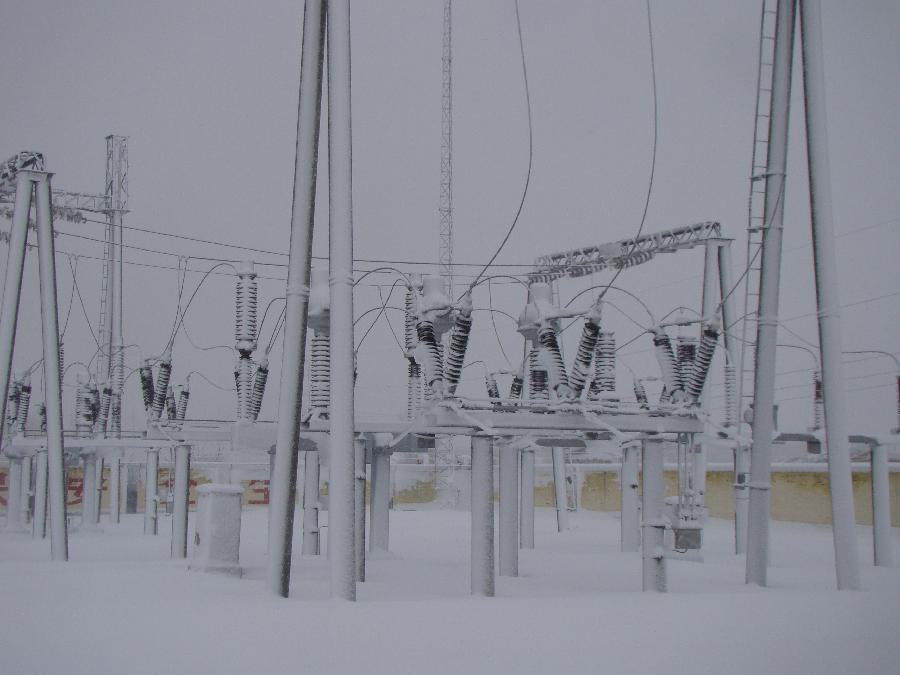 Powerlines are covered with snow at the Hegang Power Bureau in Hegang, northeast China's Heilongjiang Province, Nov. 12, 2012. Heavy snowstorms have cut off regional power and water supplies as well as forced schools and highways to close in northeast China's Heilongjiang and Jilin provinces on Monday. (Xinhua/Chen Jingli) 