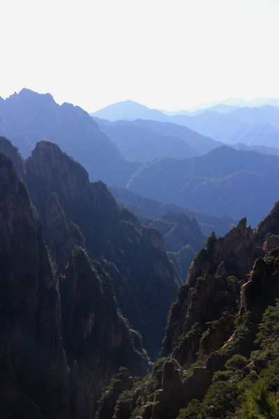 A deep valley, bordered by towering peaks at Mount Huangshan. [Photo: CRIENGLISH.com/William Wang]