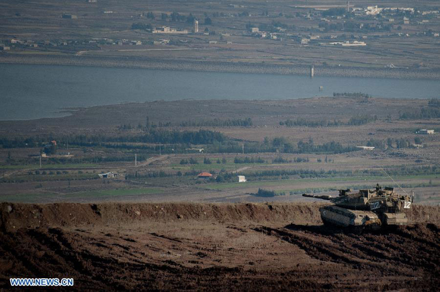 An Israeli tank manoeuvres close to the ceasefire line between Israel and Syria on the Israeli-occupied Golan Heights on Nov. 13, 2012. (Xinhua/Jini)