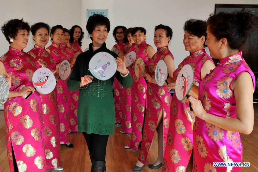 72-year-old Li Ling (C), leader of an elder model team, instructs her teammates' performance in Lanzhou, capital of northwest China's Gansu Province, Nov. 14, 2012. The elder model team that has 26 models with an average age of 62 is preparing for Gansu's 6th Elder Model Pageant that is to be held on Saturday. (Xinhua/Chen Bin) 