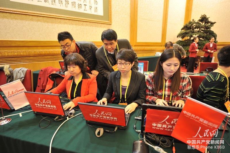 Journalists cover new CPC leaders' press meeting at the scene of the meeting in Beijing, capital of China, Nov. 14, 2012. Top leaders of the Communist Party of China (CPC) will meet with reporters Thursday morning. (People's Daily Online/Wen Qiyu)