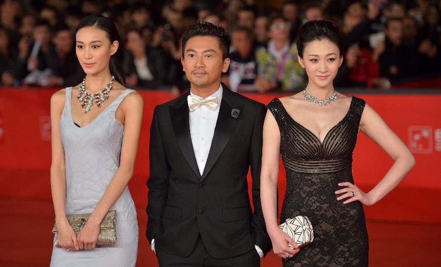 Chinese film actor Li Xiaoran (L), Alec Su (C) and super model Qin Shupei pose on the red carpet at the 7th Rome Film Festival in Rome, capital of Italy, Nov. 14, 2012. (Xinhua/Wang Qingqin)
