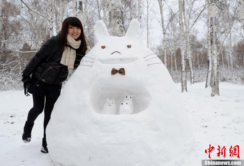 People make a "totoro" snowman in Changchun on Nov. 14 2012. The snow brought a lot of fun for residents in Changchun. (Chinanews/Zhangyao)