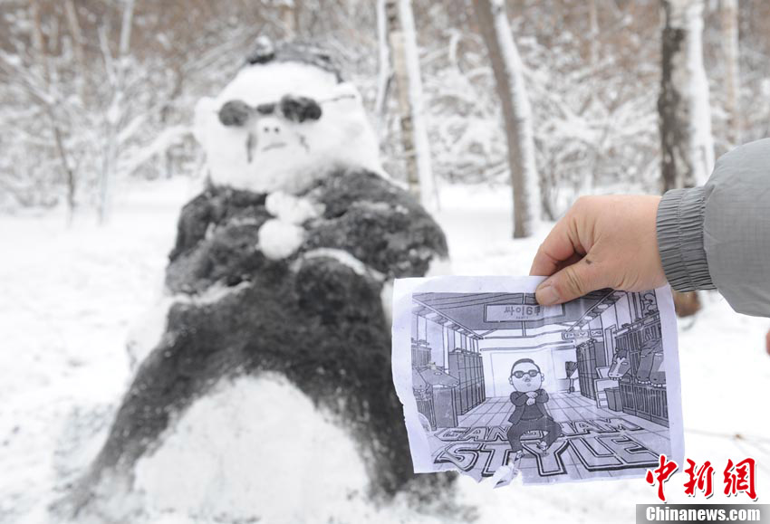 People make a snowman that looks like “Psy” in Changchun on Nov. 14 2012. The snow brought a lot of fun for residents in Changchun. (Chinanews/Zhangyao)