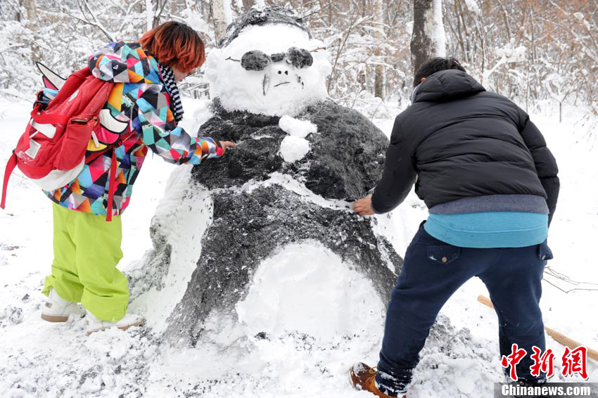 People make a snowman that looks like “Psy” in Changchun on Nov. 14 2012. The snow brought a lot of fun for residents in Changchun. (Chinanews/Zhangyao)
