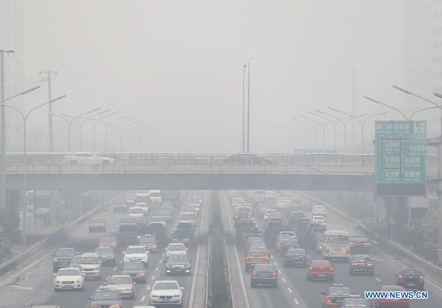 Vehicles move on the fog-shrouded North Fourth Ring Road in Beijing, capital of Chna, Nov. 16, 2012. A fog hit the capital city on Friday. (Xinhua/Wang Shen) 