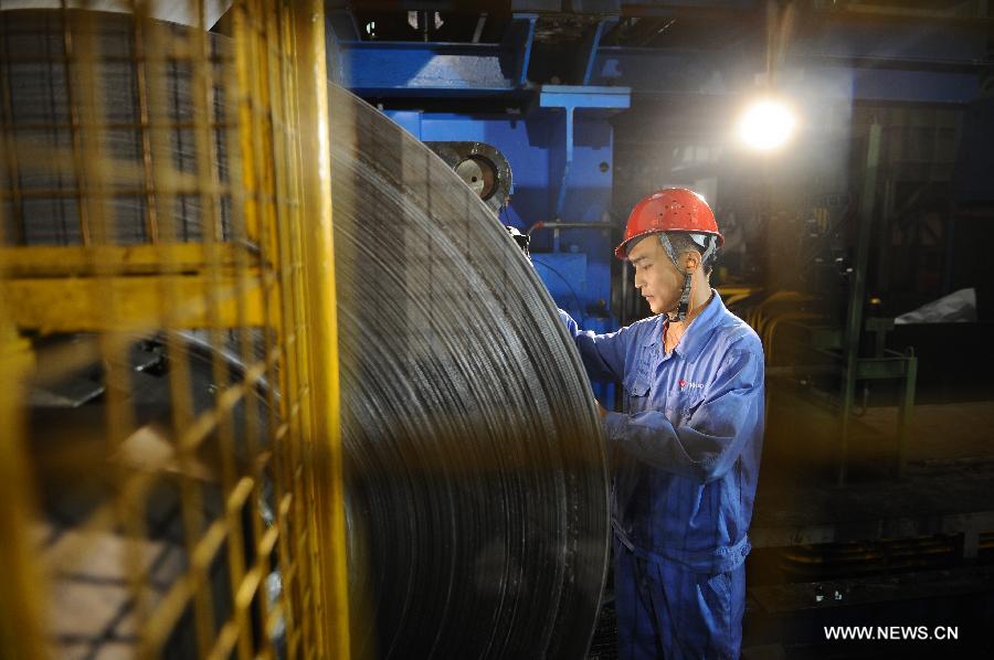 A technican checks the production quality in Taiyuan Iron & Steel (Group) Company (TISCO) in Taiyuan, capital of north China's Shanxi Province, Aug. 17, 2012. Against the backdrop of sluggish steel industry, TISCO, the world's largest stainless steel enterprise, has optimized product structure with technical innovation, and managed to achieve revenue of 105.541 billion yuan (about 16.88 billion U.S. dollars) in the first three quarters of 2012, with a year-on-year growth rate of 11.4%. (Xinhua/Yan Yan) 