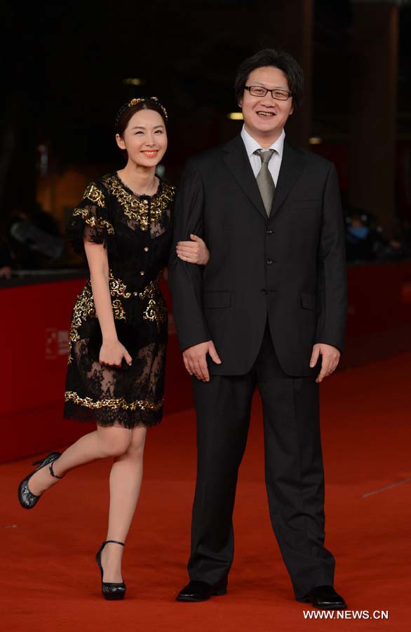 Chinese director Xu Haofeng and actress Li Chengyuan pose on the red carpet for the premiere of the martial arts film "Judge Archer" at the 7th Rome Film Festival in Rome, Italy, Nov. 16, 2012. (Xinhua/Wang Qingqin) 