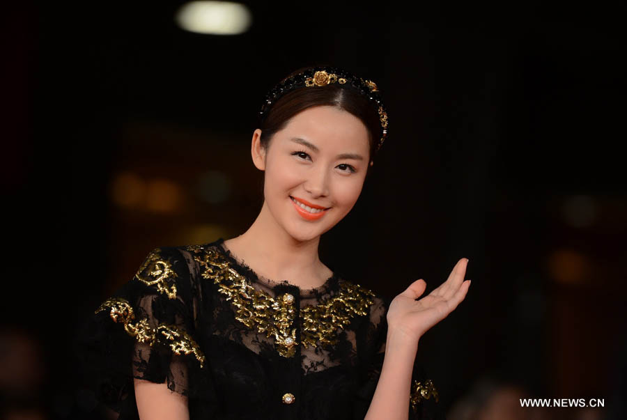 Chinese actress Li Chengyuan poses on the red carpet for the premiere of the martial arts film "Judge Archer" at the 7th Rome Film Festival in Rome, Italy, Nov. 16, 2012. (Xinhua/Wang Qingqin) 