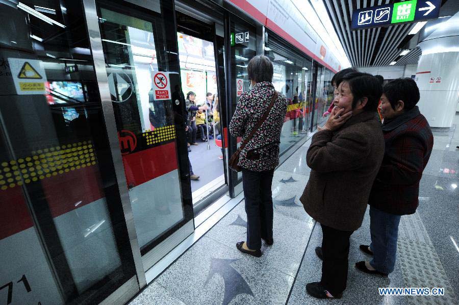 Passengers wait for a test ride on the soon-to-open Metro Line 1 in Hangzhou, capital of east China's Zhejiang Province, Nov. 18, 2012. 600,000 residents and journalists are invited for a test ride from Sunday to Wednesday on the newly built metro line. (Xinhua/Ju Huanzong) 