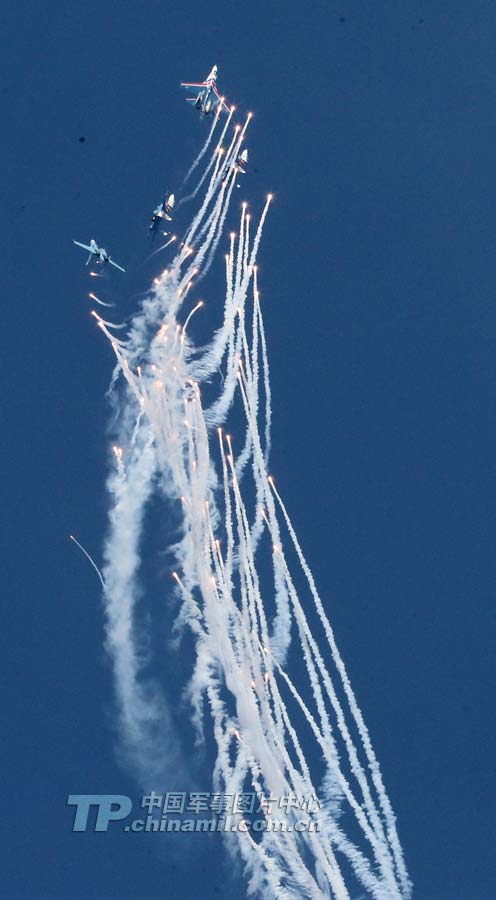 The Russian Knights aerobatic demonstration team gives spectacular performances with five Sukhoi Su-27s on November 12 in Zhuhai city in south China’s Guangdong province. (China Military Online/ Qiao Tianfu)