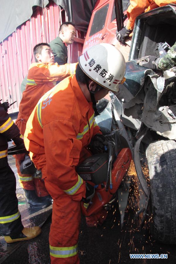 Fire fighters rescue at a traffic accident site on the Shanghai-Kunming expressway in Anshun City, southwest China's Guizhou Province, Nov. 17, 2012. The pileup accident occurred at about 9 a.m. Saturday on the Hukun (Shanghai - Kunming) expressway in Anshun City, leaving nine people dead and 19 others injured. More than 25 vehicles involved in the accident, and seven of them burst into flames. (Xinhua/Tao Xuede)