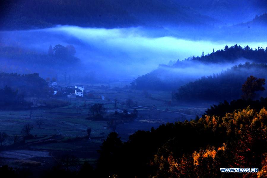 Photo taken on Nov. 19, 2012 shows fog-covered countryside residences in Tachuan Village, Huangshan, east China's Anhui Province. (Xinhua/Shi Guangde) 