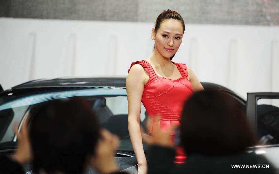 Models present cars during the 3rd Harbin Autumn Automobile Exhibition in Harbin, capital of northeast China's Heilongjiang Province, Nov. 20, 2012. The week-long exhibition, as well as the 10th Harbin automobile purchasing week, kicked off on Tuesday.(Xinhua/Wang Jianwei) 