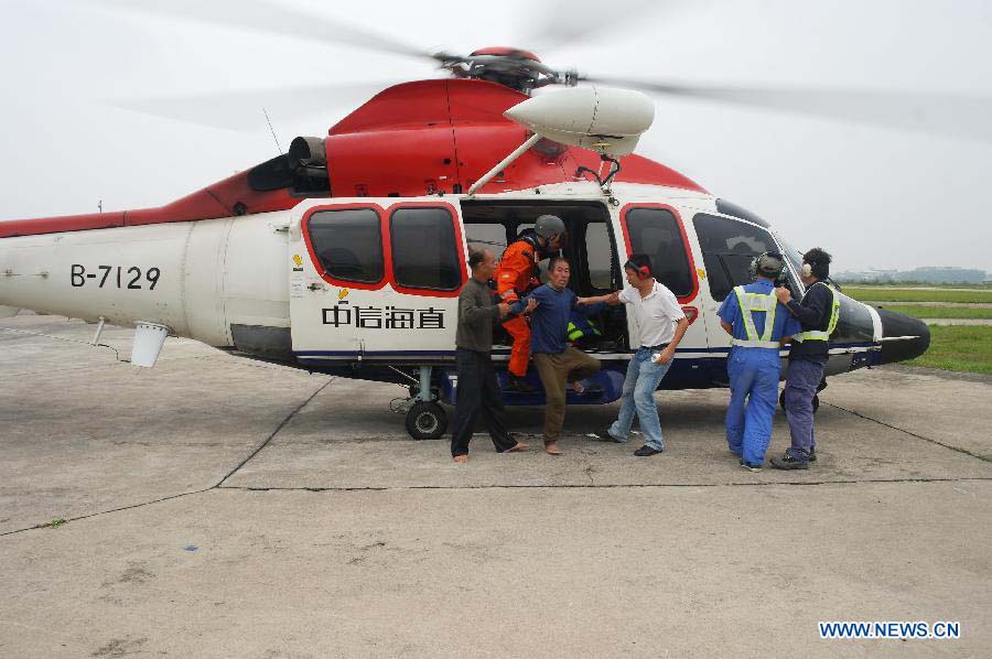 Rescuers of the First Rescue Squadron of the South China Sea carry three fishermen who got lost at Leizhou Bay area to safe place in Zhanjiang, south China's Guangdong Province, Nov. 19, 2012. The squadron saved two sick fishermen and three missing fishermen from Nov. 17 to Nov. 19. (Xinhua/Chen Jianbo) 